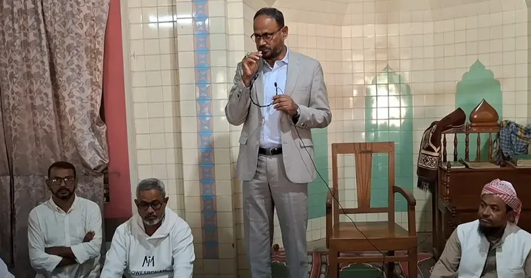 দোয়া মাহফিলে বক্তব্য রাখছেন সুলতান সালাউদ্দিন টুকু